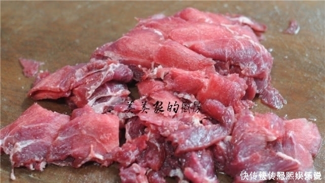 炒牛肉时，加料酒是大错特错加点“它”，鲜嫩水灵，还不粘锅