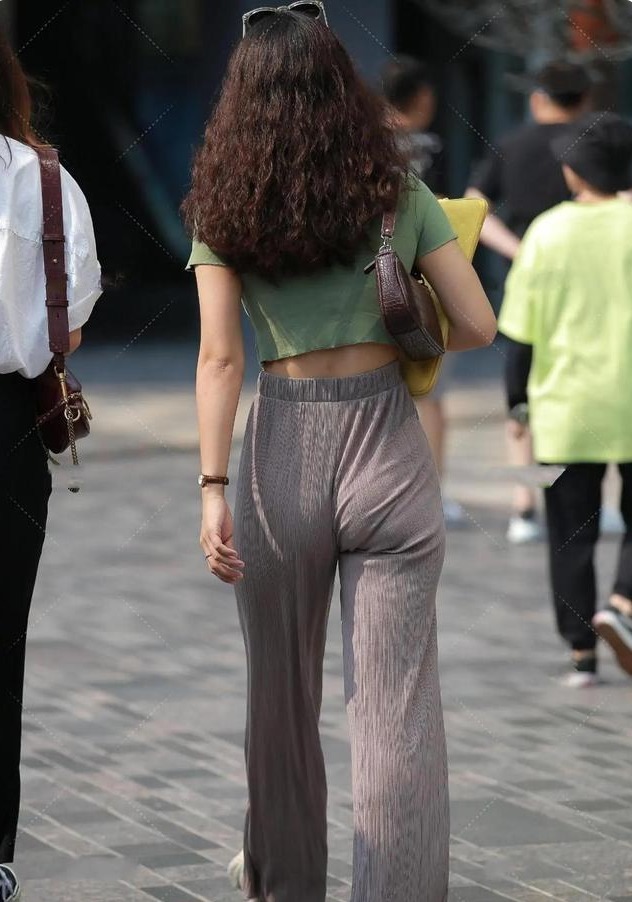 时尚 “大长腿”美女穿阔腿裤,显高显气质,时尚大咖最爱的穿搭!