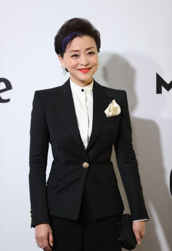 黑色西装|杨澜的气质太高级,简约黑西装也能穿出高级感,也就她有这气场