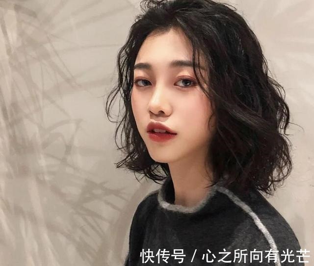 lily|小个子女生别留“黑长直”，今年最流行的4种短发，既显高又瘦脸！