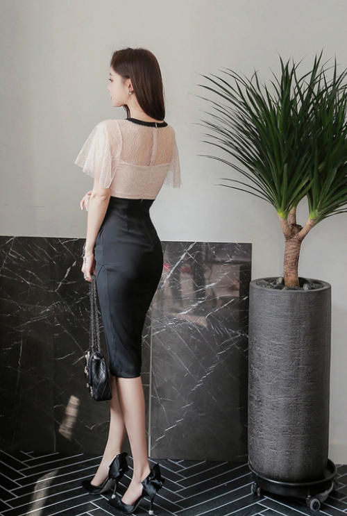 小蛮|女神穿搭:小姐姐爱穿紧身裙:秀出纤细小蛮腰,真迷人!