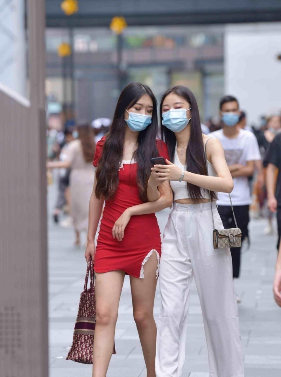 粗糙 丰腴凹凸的连衣裙美女，让着装造型远离廉价感，超级吸睛