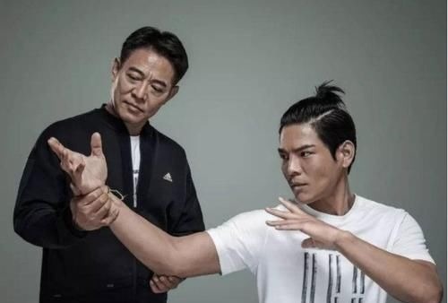 药水哥这次丢大脸了!遭向佐霸气回应后秒怂,道歉竟还上热搜?