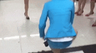 |搞笑GIF:美女身材太好烦恼,穿裙子都这么费劲!