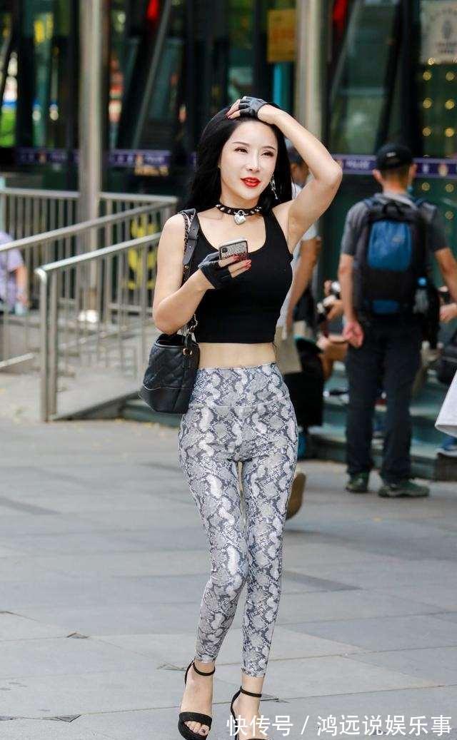 秘诀 黑色低领背心搭配花纹打底裤,穿搭秘诀,值得注重细节