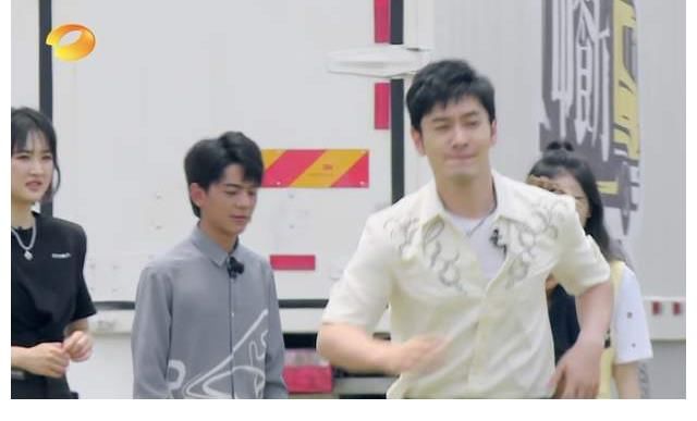 周也|姚安娜把葱认成韭菜?宁静说以前的中餐厅不好看?黄晓明变黄怂怂