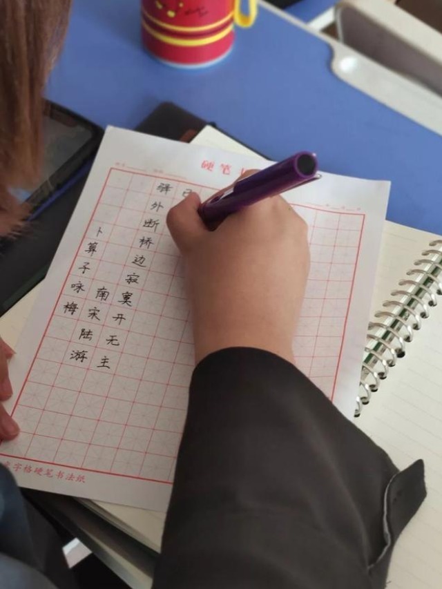 孩子|孩子被罚写“罗”字,妈妈拍照上传后意外走红,网友:写出灵魂了