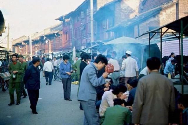  饭馆|老照片：30年前的街头小饭馆，回味无穷的美食，难以忘却的味道