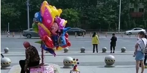 诱惑|妈妈带孩子出门,走到小区门口忙捂着孩子眼睛,网友竖起大拇指