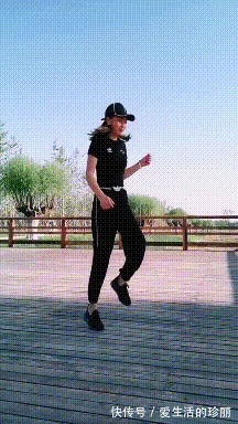 |搞笑GIF：我猜小姐姐没男朋友，要不然这样肯定出不来门