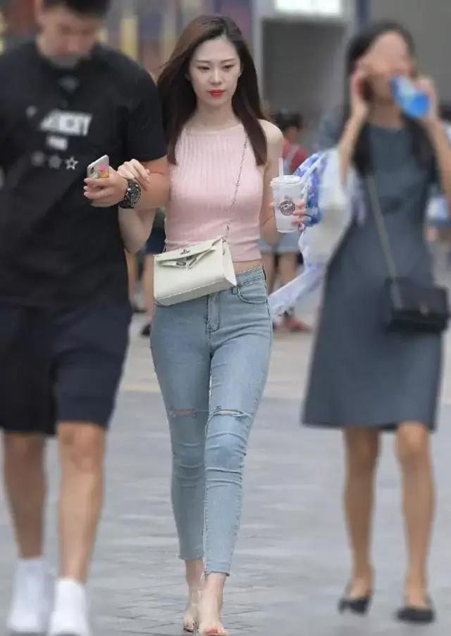 小姐姐的九分裤穿搭很有特点,哪些说丑的站出来