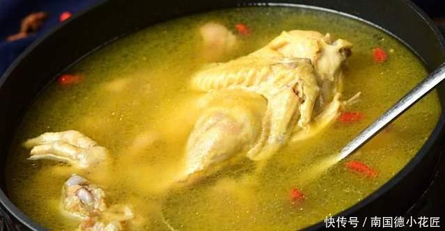 异味|炖鸡汤时,鸡肉不能直接下锅煮,先做这一步,鸡汤更鲜美,无异味
