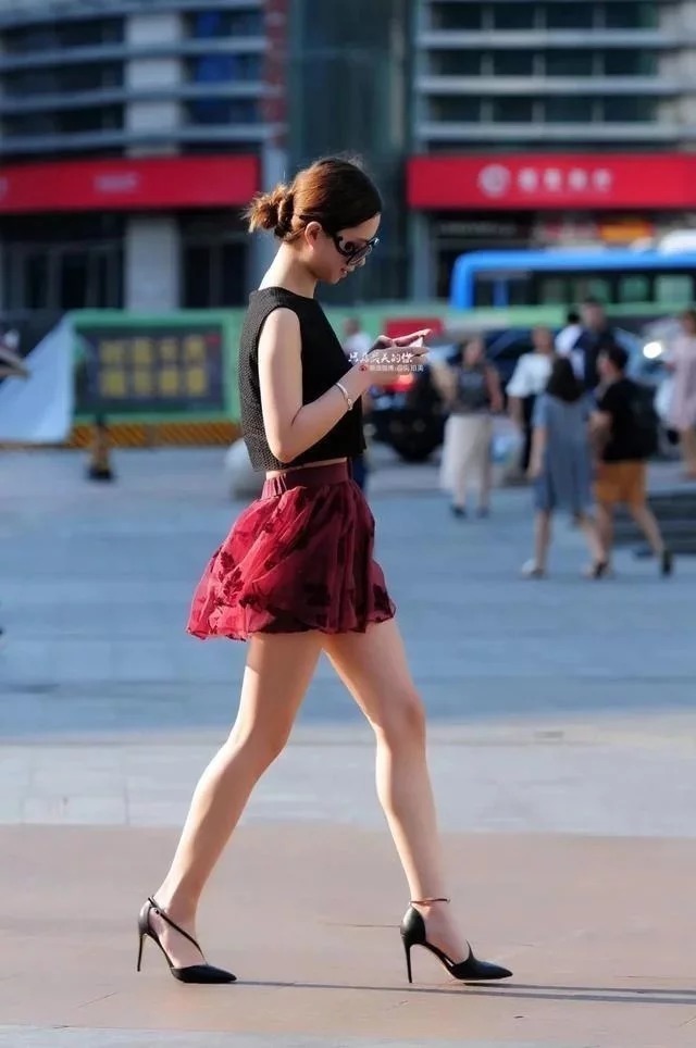 街拍:肤如凝脂的美女,吊带上衣配牛仔裤,时尚气质十足