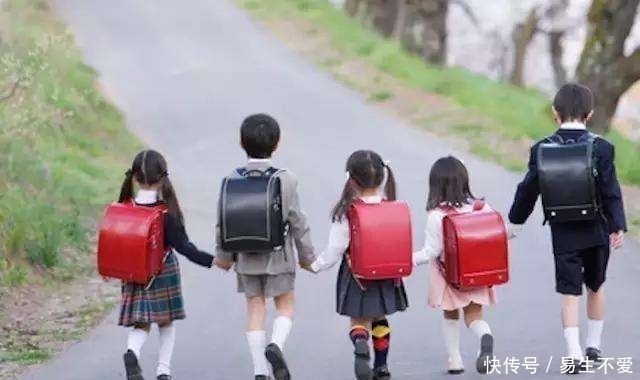 书包|校门口那么多家长替孩子背书,是因为溺爱吗?拎一下书包你就懂了