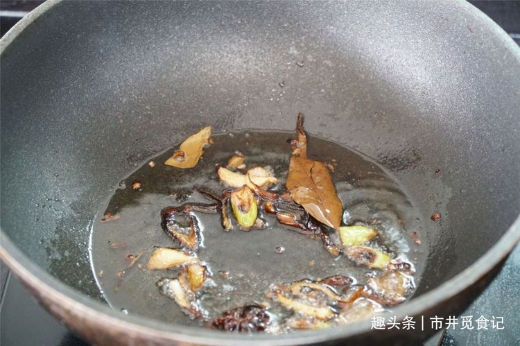 做萝卜猪肉馅饺子,萝卜的处理是关键,方法对了,饱满多汁味道香
