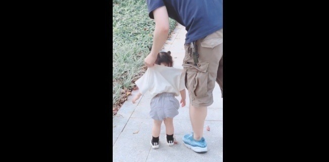 女儿|爸爸惹女儿生气了,女人不管多大都不好哄,简直比哄老婆还难