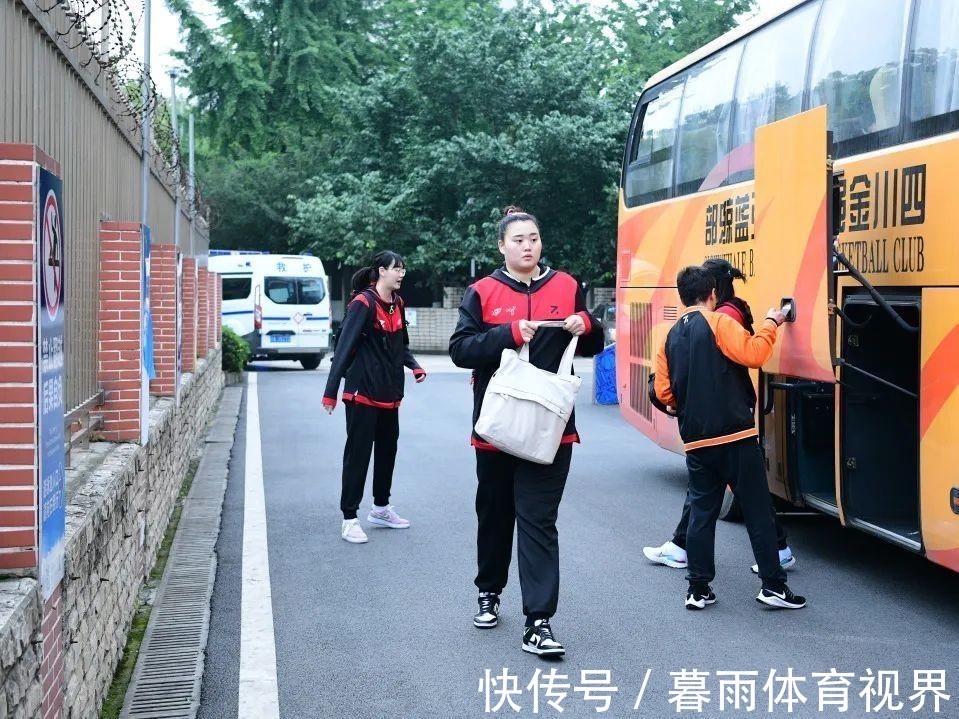 cub中国女篮又迎巨无霸!体重高达260斤堪比奥尼尔,比周琦还重70斤