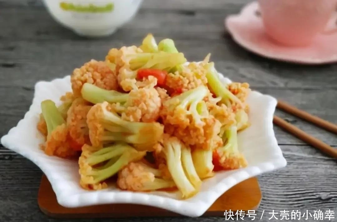 炒花菜有人焯水,有人直接下锅炒,都做错了,看饭店大厨怎么做的