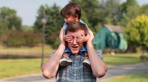 过于严厉的“棍棒教育”,会使孩子出现3大叛逆行为,越久越难改