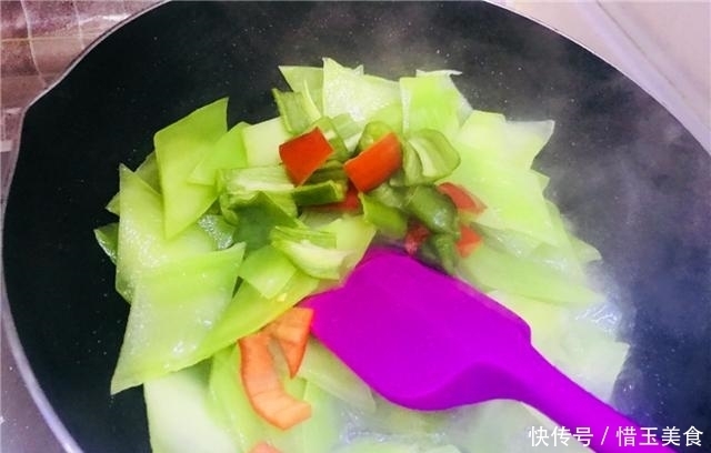  油腻|油腻吃多了，赶紧来一盘清爽的素炒莴笋，好看又好吃！