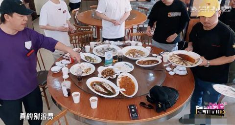 鹿晗|鹿晗黄渤邓超陈赫四人点八道菜吃不完，看到剩菜处理方式：冷血