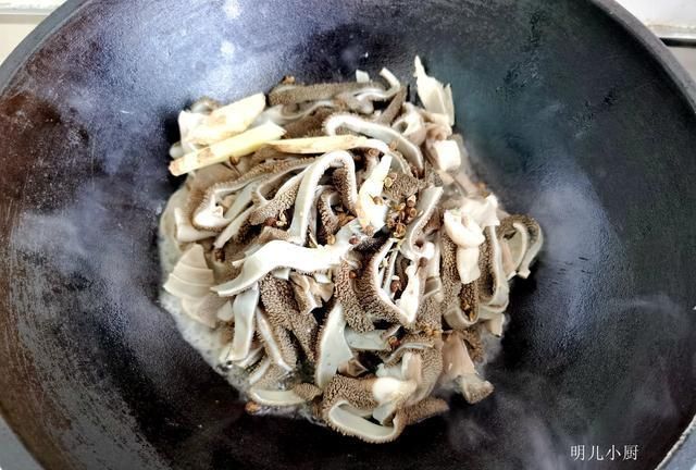 年后,不吃羊肉也要吃它,儿子说它像“抹布”,懂的人吃得香