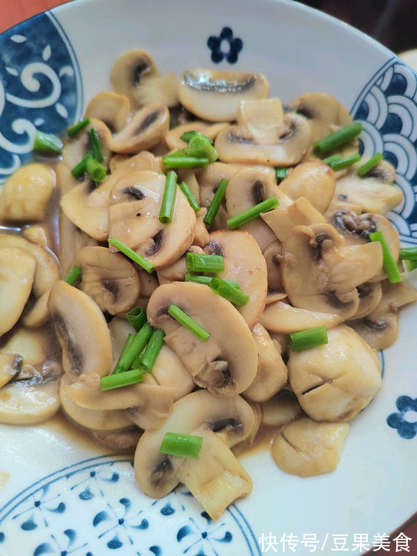 我奶奶教我的清炒白蘑菇的技巧，一定要加它才好吃