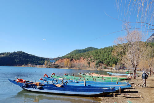 坐猪槽船来到高原断层湖源头，最深处达90米，冬季成群海鸥来过冬