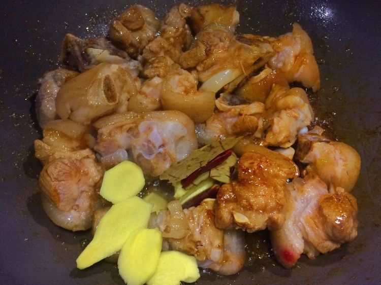 家常红烧猪蹄，满满的胶原蛋白，女人要常吃，更显年轻