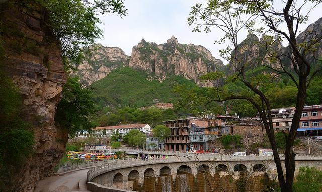 水坝|山西超值得打卡的村落，四周被深山包围，抬头就是参天大树，超美