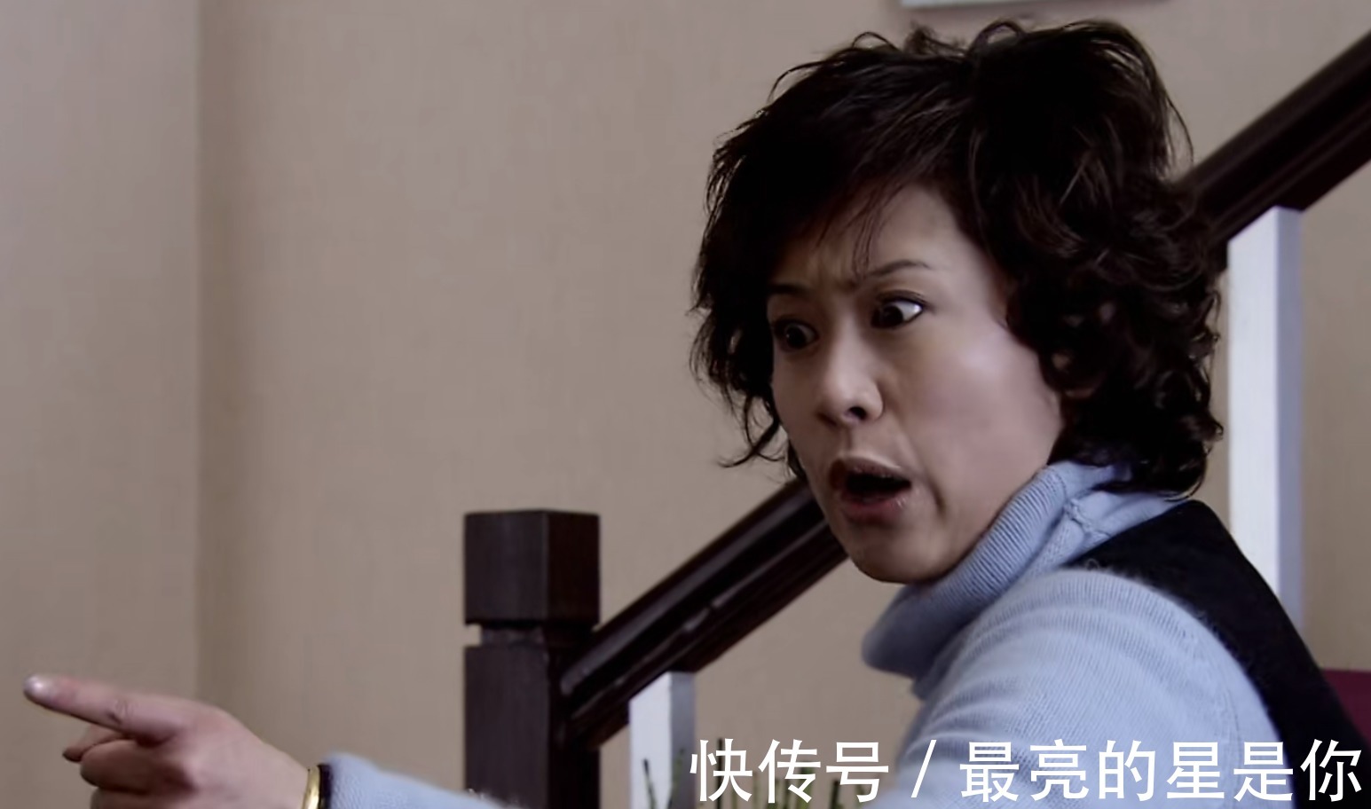 双面胶|《双面胶》原著“第一次没被掐死”的胡丽鹃遇恶，请“服软”