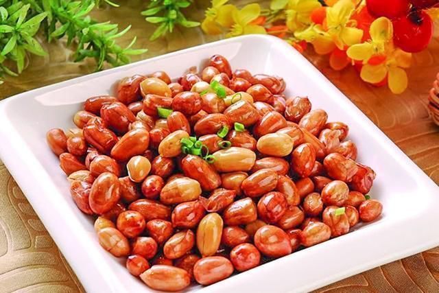 炒花生米时,直接下锅就毁了!大厨:多加一步,花生不是脆而是酥