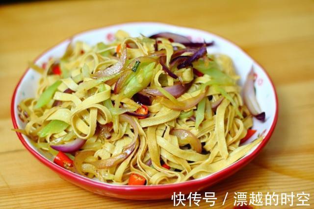 一家三口的晚餐，都是家常菜，一顿成本不到30元，吃得特舒心