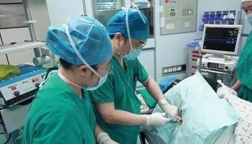 孕妇|高龄孕妇37周腹痛难忍,剖腹产下“绿宝宝”,医生怒斥:太无知