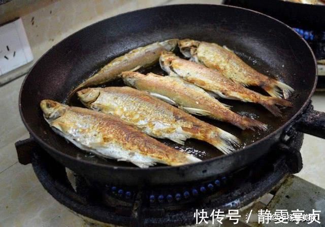 腥味|煎小黄鱼应该热油下锅还是冷油下锅?掌握方法,煎好的鱼没有腥味
