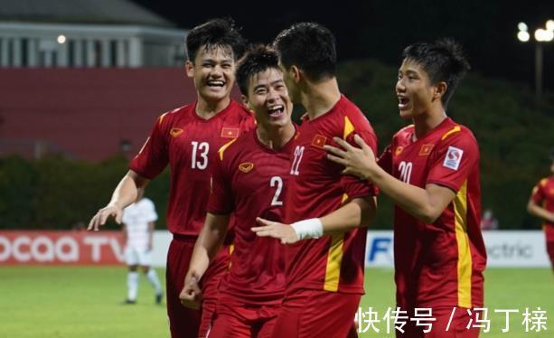 半决赛|0-2!亚洲鱼腩被打回原形,接近无缘决赛,国足稳了:酝酿11连胜