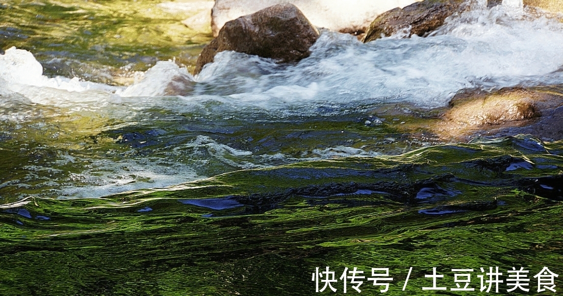 自然界|生活中的水,既没有颜色,也是透明的,为何还能"亲眼"看到?