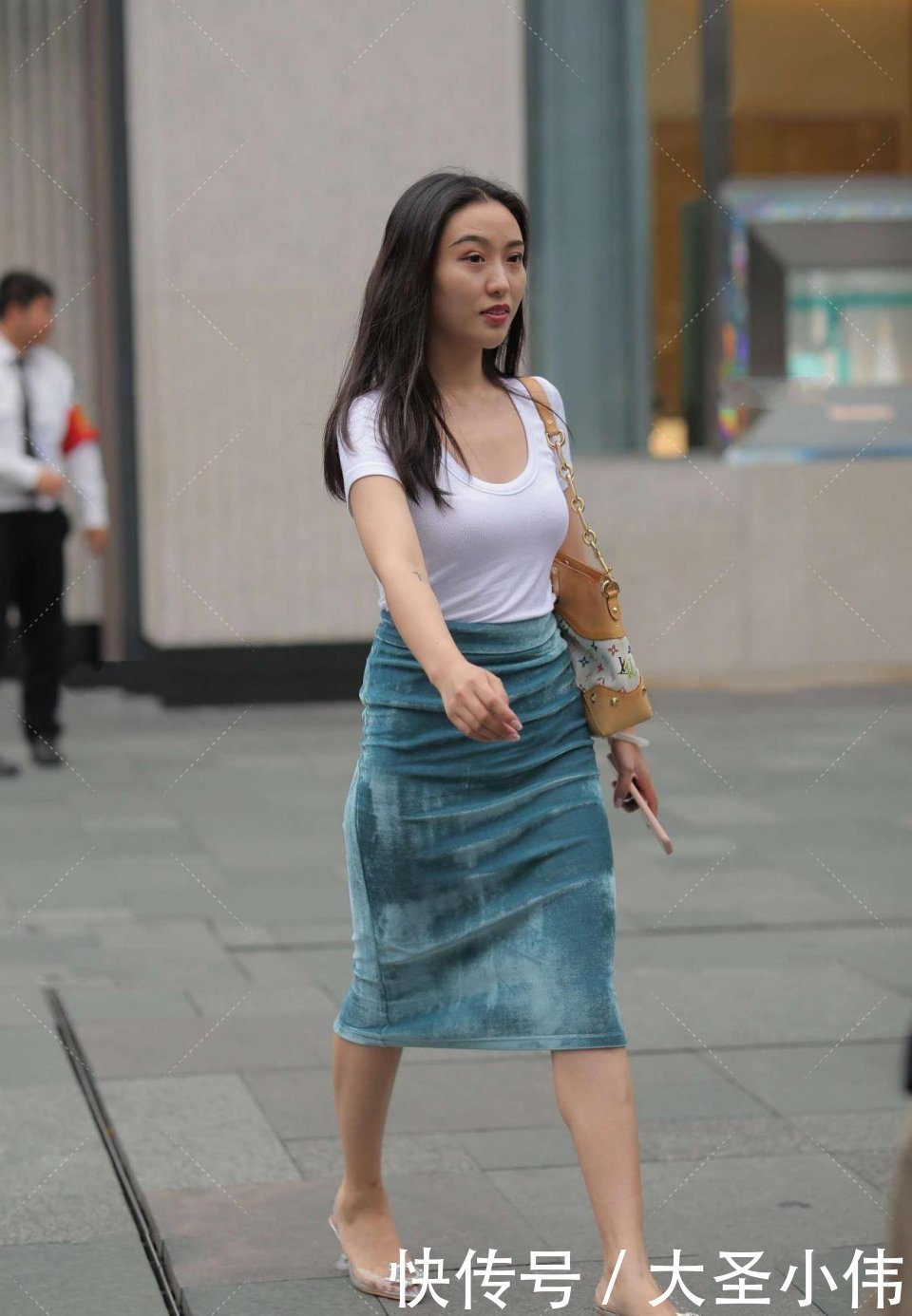 小姐姐|美女街拍:气质这东西太玄学了,有的小姐姐,走路就是好看,性感的自信小妹