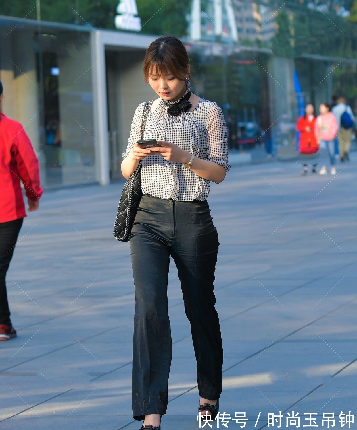 职场 格子复古挂脖镂空衬衫,黑白格子加上黑色蝴蝶结,日常通勤单品