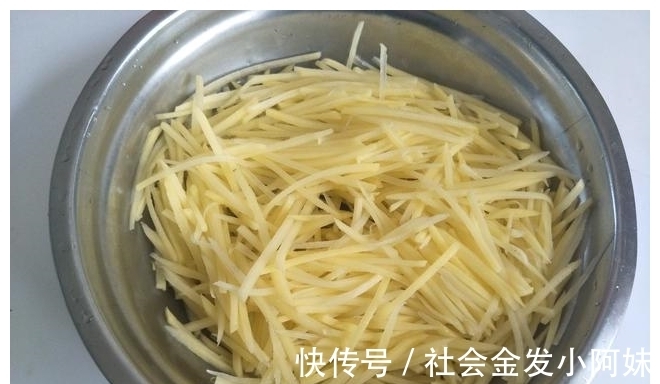 一个勺子|炒土豆丝时,放醋方法有讲究,教你1招,土豆丝酸香不呛口
