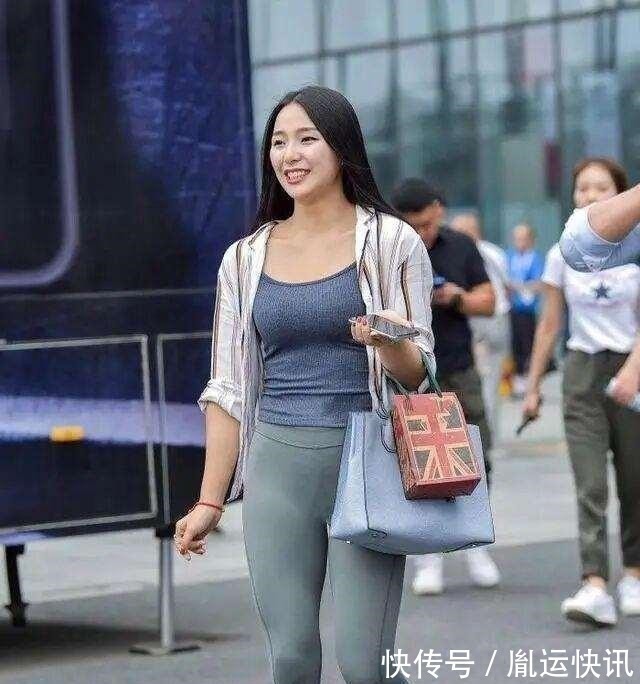 高挑 蓝色打底裤搭配甜美时尚上衣,变得更加时尚,让自己看起来高挑!