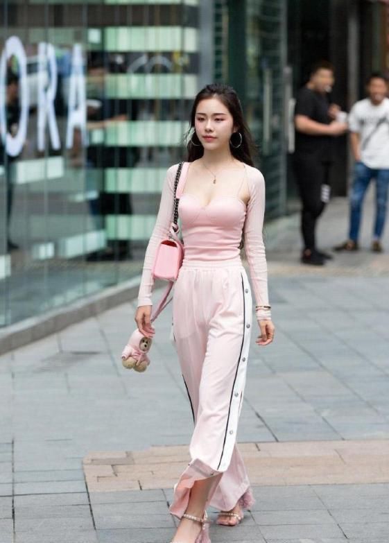 美女|美女一身真“粉”呀，宛如“芭比少女”，人见人爱