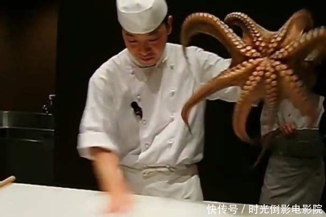 日本厨师料理“巨型”八爪鱼,刀工精湛没得说了,心疼八爪鱼一秒