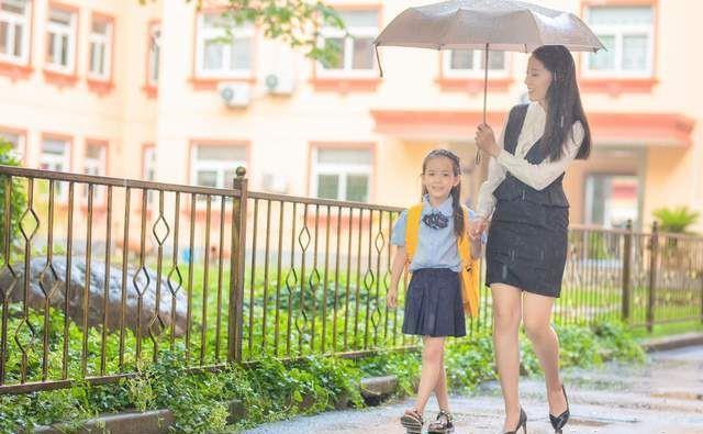 “你妈妈裙子这么短,不害臊”宝妈盛装参加家长会,孩子却被嘲笑