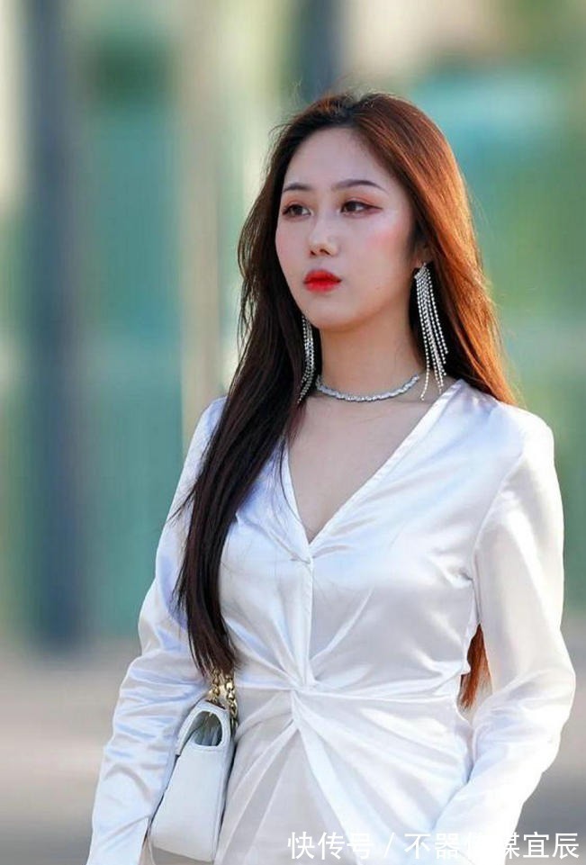 卡其色 时髦的穿搭,斗篷套装,穿出了初秋的唯美,清新时尚又优雅