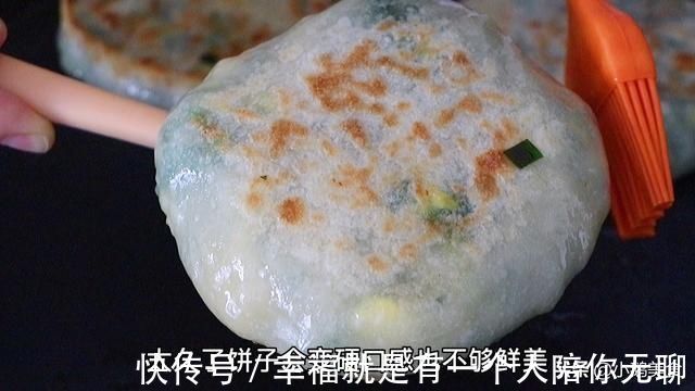 面团|爱吃韭菜盒子，这个方法就够了，不和面不擀皮，薄皮大馅太香了