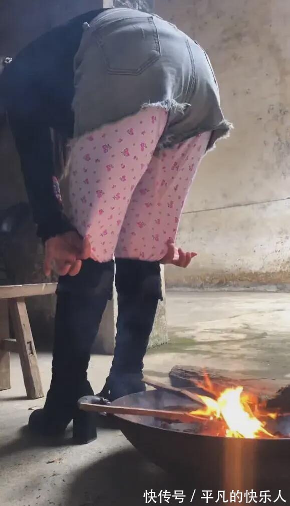 |今日段子：竟然还有人反向烤火？难道不怕烧到屁股吗？