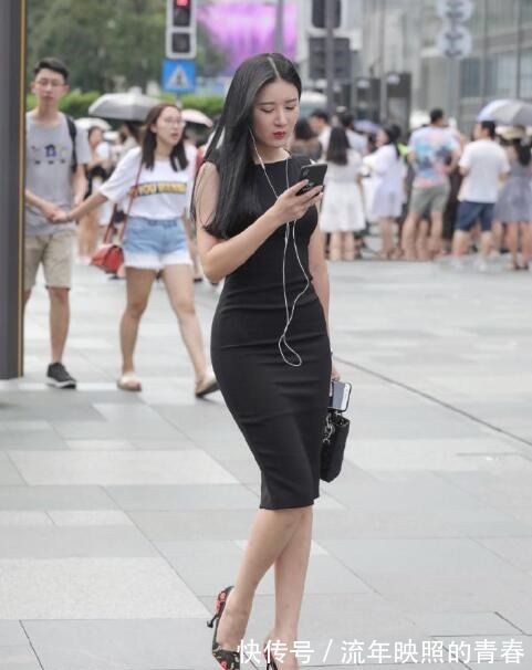 小姐姐|选择简约修身的黑色裙装，满足你对优雅造型的追求！