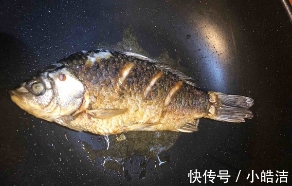 童子鲫|教你鲫鱼汤的正确做法，汤汁又白又鲜，逢年过节做着吃准没错！