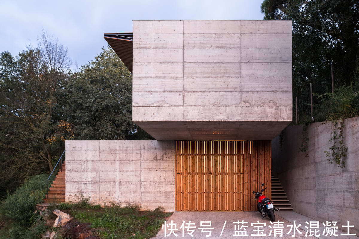 原木|西班牙原木与混凝土大宅,自然与质感的结合